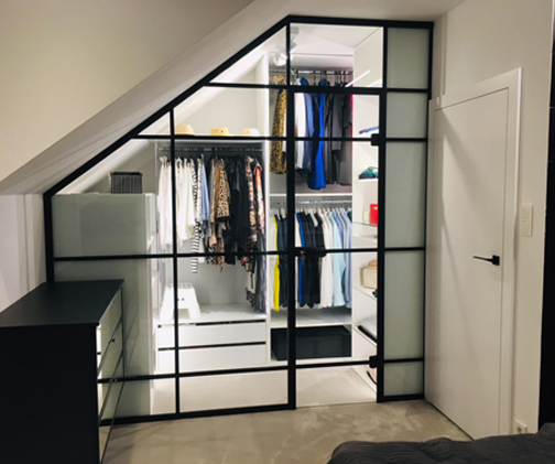 Loft glass partitions in wardrobe with hinged doors