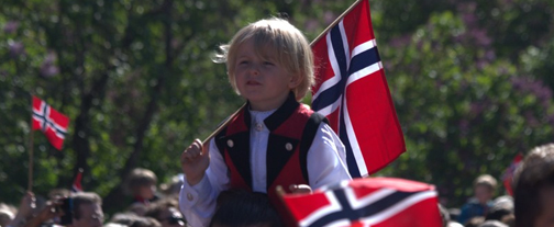 Chłopiec z norweską flagą